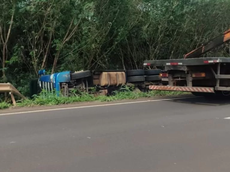 Carreta tomba na “Serrinha” da BR-163 entre Mercedes e Bela Vista em Guaíra