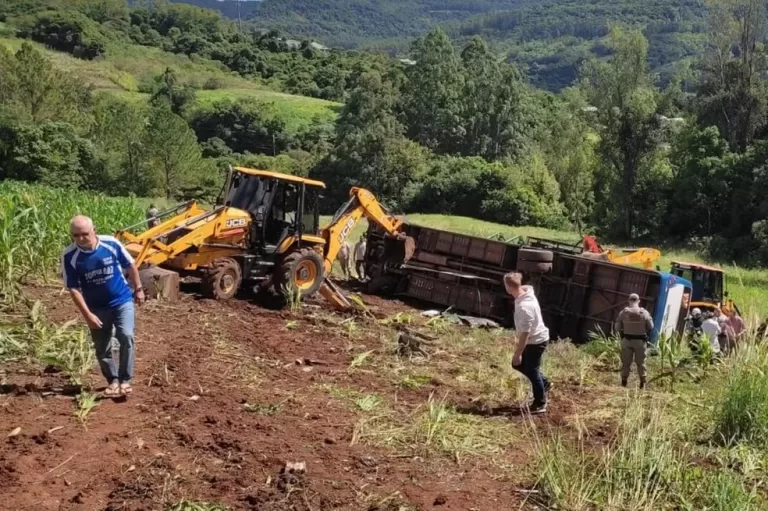 Ônibus com estudantes e professores despenca e pelo menos sete morrem no RS