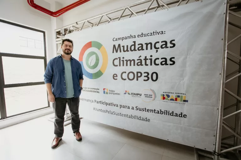 Atila Iamarino destaca o perigo da desinformação em seminário sobre Mudanças Climáticas e COP30