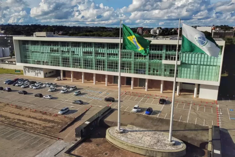 Mais de 50 mil servidores do Paraná terão promoções e progressões na carreira