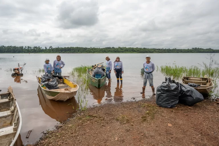 Itaipu promove campanha de limpeza do lago em parceria com pescadores