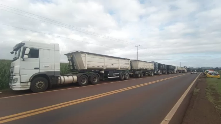 Comboio de caminhões irregulares é flagrado na PR-495 em Santa Helena
