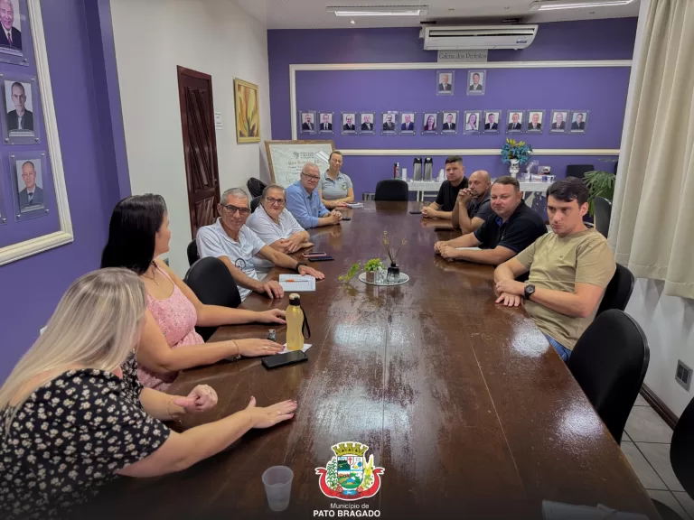 Feira itinerante na Rua Coberta é tema de reunião entre prefeito e secretários de Pato Bragado