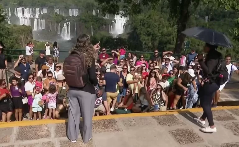 Raqueis da vida real: conheça guias de turismo que trabalham nas Cataratas do Iguaçu como a personagem de Vale Tudo