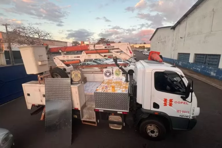 Funcionário preso com 2 mil celulares paraguaios em caminhão da Copel trabalha há 13 anos na companhia