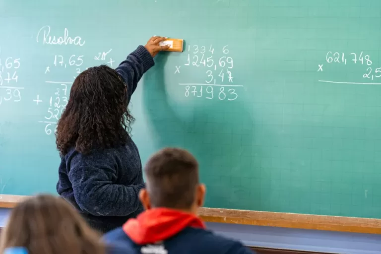 Governo do Paraná abre novo PSS para professores, pedagogos e tradutores