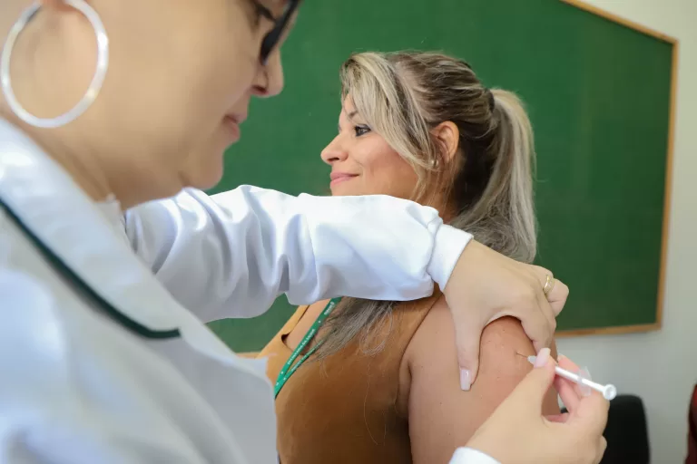 Com 62 óbitos por Covid-19 em 2025, Secretaria da Saúde reforça importância da vacina