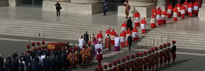 Velório do papa Francisco tem choro, multidão de fiéis e fila a perder de vista; veja vídeo do translado do corpo