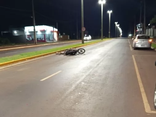 Motociclista “voa” após colidir com rotatória em Marechal Rondon; veja o vídeo