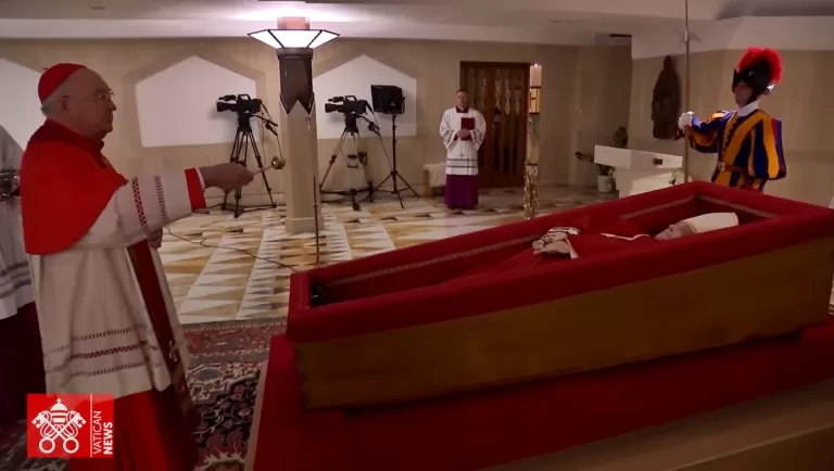 Imagens do papa Francisco no caixão são divulgadas pelo Vaticano; vídeo