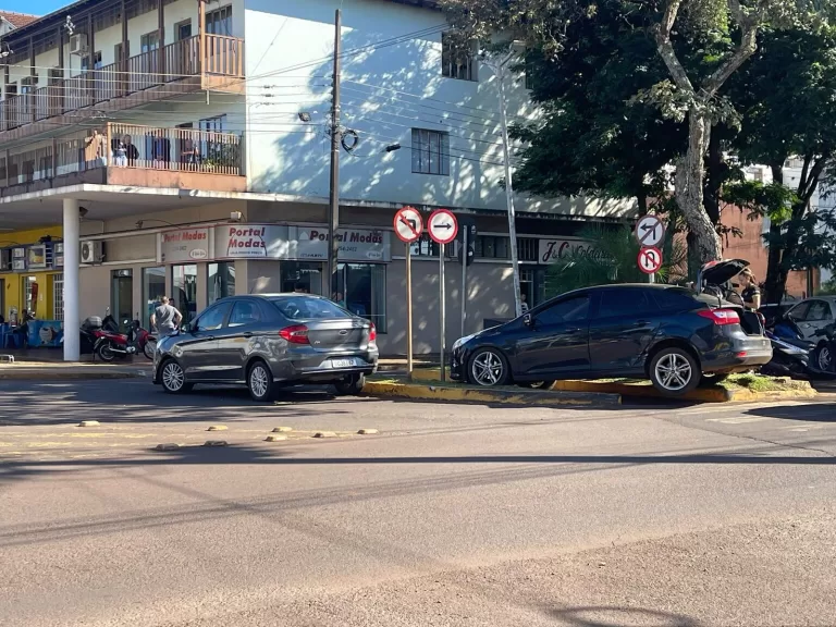 Automóveis colidem no centro de Marechal Rondon