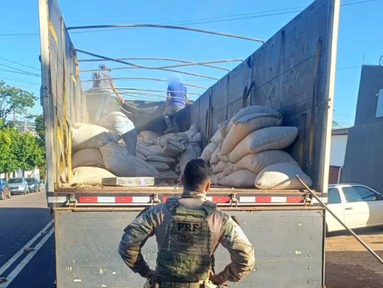 Carreta com 1,5 tonelada de droga quase provoca tragédia em Toledo; veja vídeo