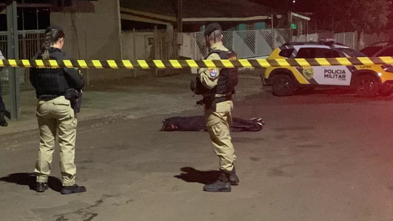 Homem é morto com facada no peito durante a madrugada