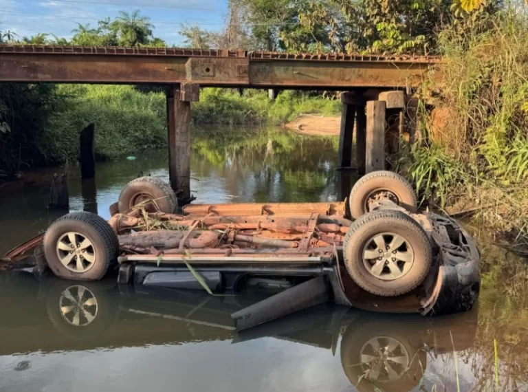 Moradores de cidade da região morrem após caminhonete cair de ponte no Pará