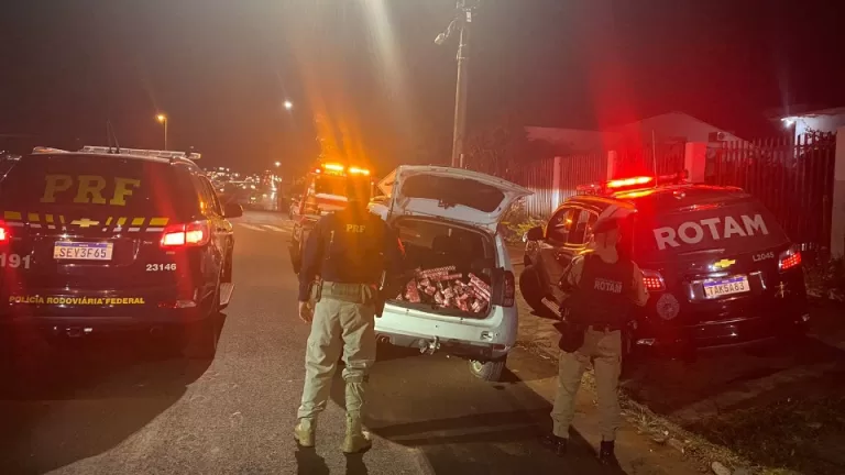 Motorista joga óleo no para-brisa de viatura da PRF durante fuga