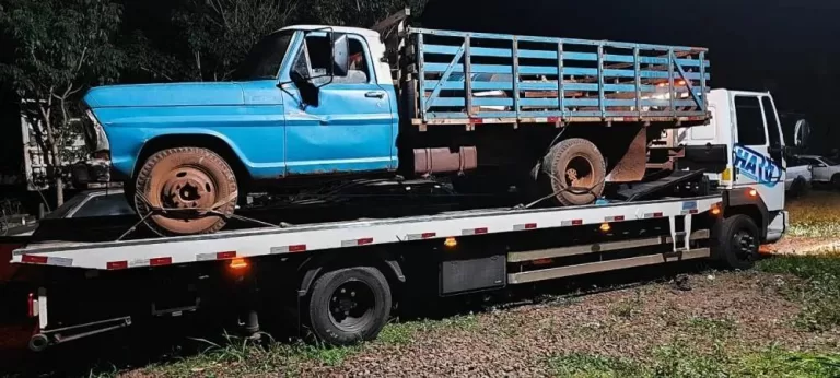 Motorista embriagado bate caminhão em árvore e muro de residência em Marechal Rondon