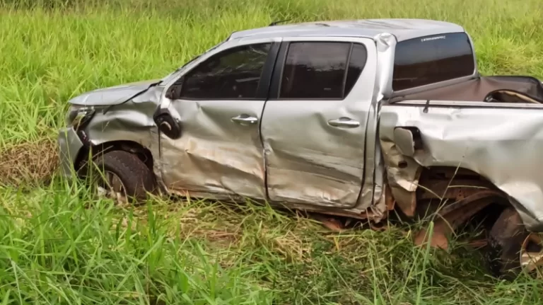 Hilux capota após batida na BR-163 próximo a Toledo e mulher fica ferida