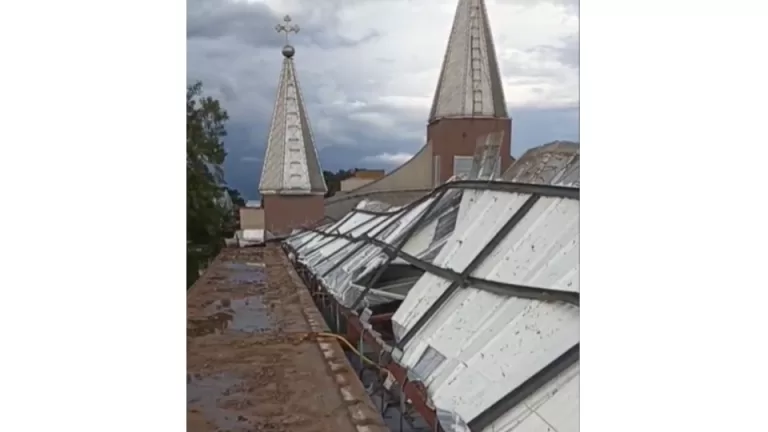 Ventania arranca parte do telhado da Paróquia Nossa Senhora Consolata em Cascavel