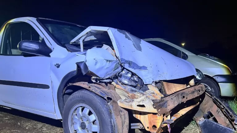 Motorista foge após bater em carro e van estacionados em Toledo