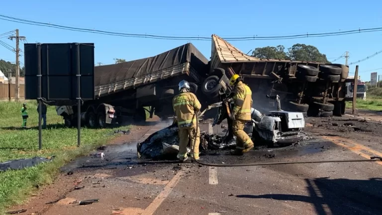 Motorista morre em grave batida entre carro e caminhão na BR-277