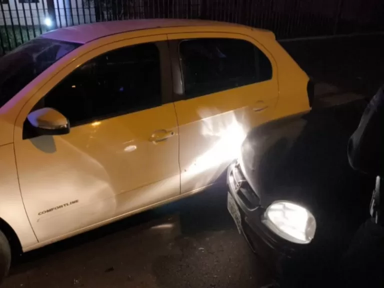 Condutor de Corsa embriagado é preso após colidir em Gol estacionado