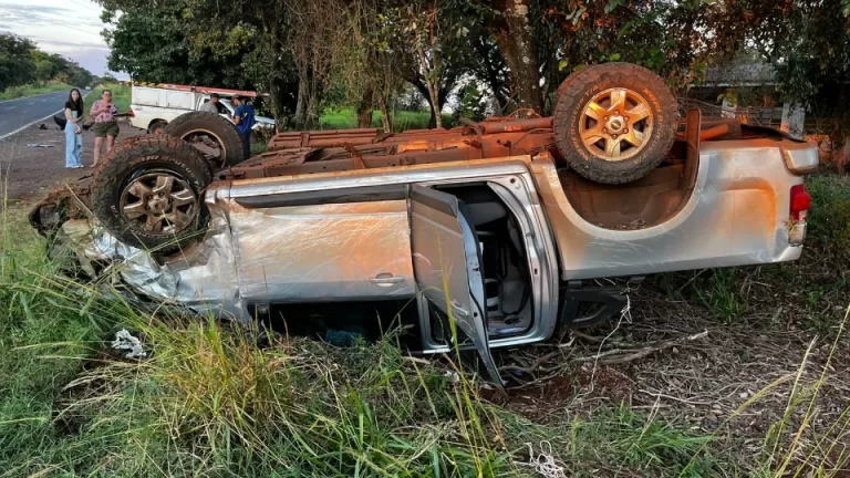 Batida entre duas caminhonetes termina em capotamento em Santa Helena