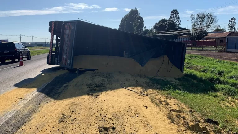 Caçamba de bitrem tomba na BR-277