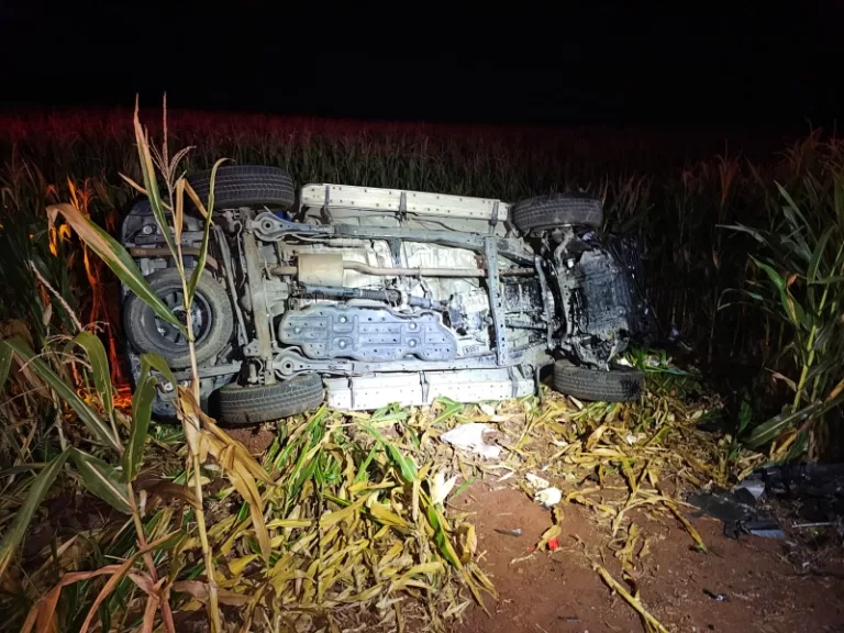 Caminhonete tomba após forte batida no interior de Toledo e quatro ficam feridos