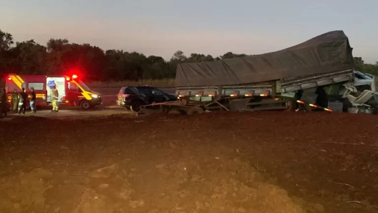 Caminhão com cigarros fica destruído em grave acidente durante perseguição na região