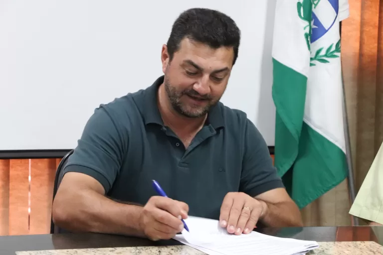 Contratos da agricultura familiar são assinados pelo prefeito Adriano Backes