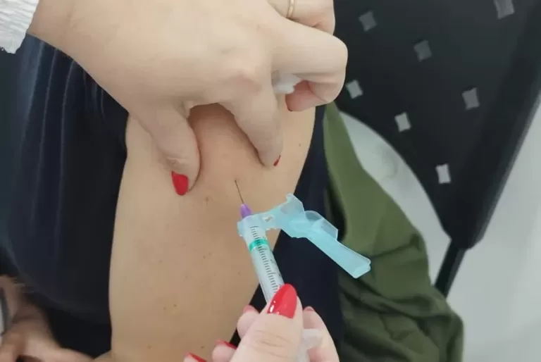 Vacinação contra a gripe continua disponível para todas as pessoas a partir de seis meses de idade