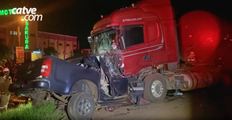 Condutor de S10 morre em colisão frontal com caminhão