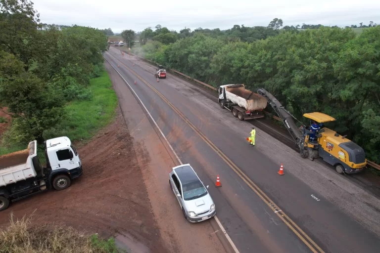 Mercedes utiliza material fresado da BR-163 para melhorar estradas rurais