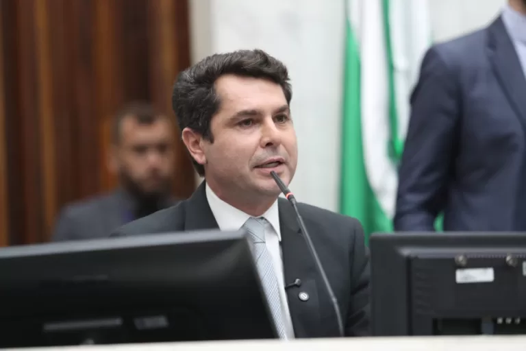 Presidente Alexandre Curi determina mais rigor contra discursos ofensivos dos parlamentares