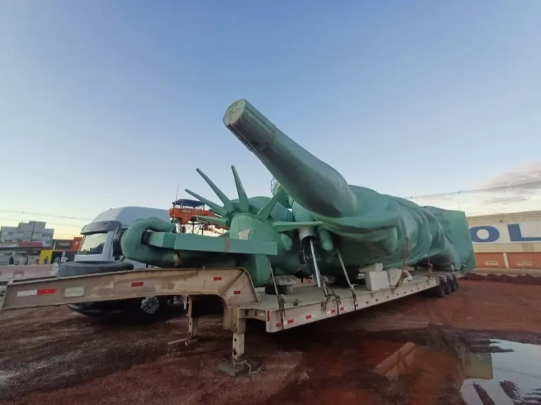 Estátua da Havan desembarca em Toledo e inauguração da megaloja já tem data