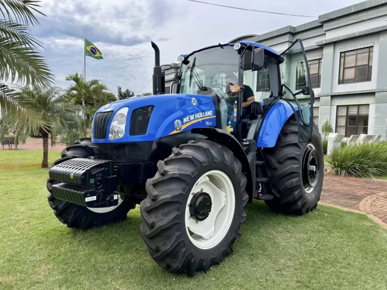Mercedes repassa trator novo para comunidades de Sanga Forquilha, Novo Rio do Sul e São Luiz