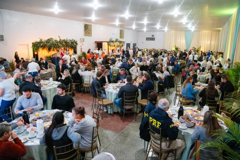 Café Colonial de Mercedes reúne cerca de mil pessoas na primeira noite e segue neste sábado