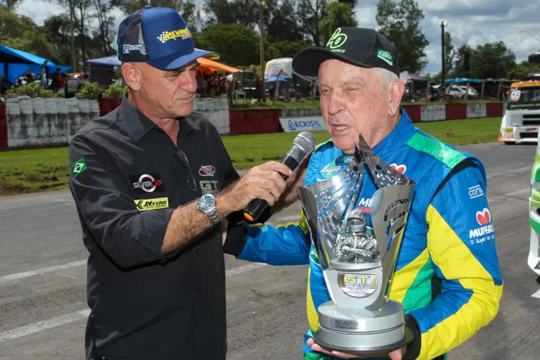 Prestes a completar 85 anos, veterano piloto de Cascavel disputa domingo última corrida de sua vitoriosa carreira