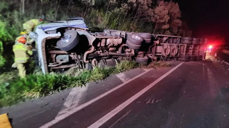 Caminhão carregado com espelhos tomba e homem morre no Paraná