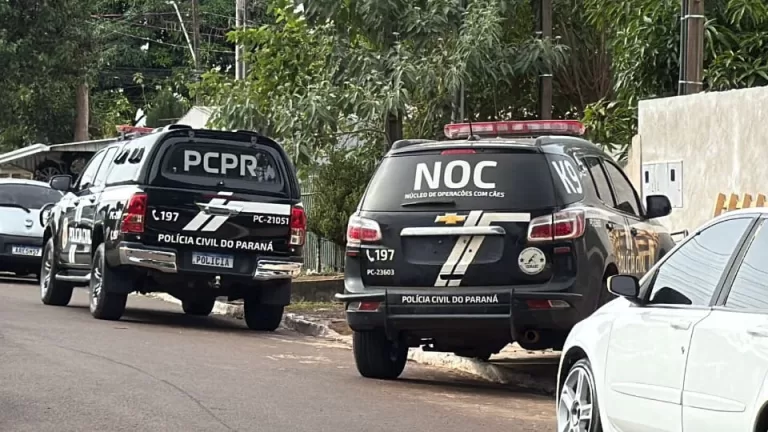 Jovem é preso após empinar moto na frente de viatura da Polícia Civil