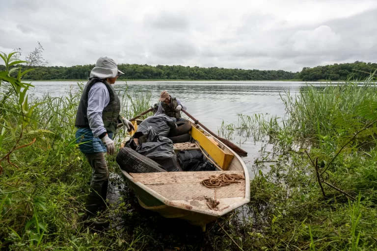 Parceria entre Itaipu e pescadores já retirou mais de 12 toneladas de lixo do reservatório da usina