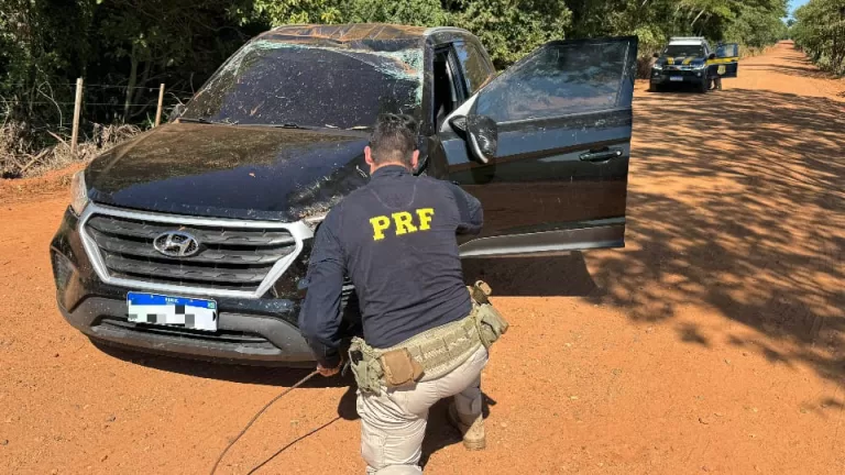 Carro roubado em São Paulo é recuperado após perseguição e capotamento no Oeste do Paraná