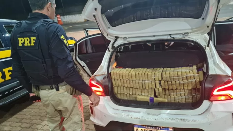 Carro paraguaio é apreendido com 302kg de maconha na BR-277 em Cascavel