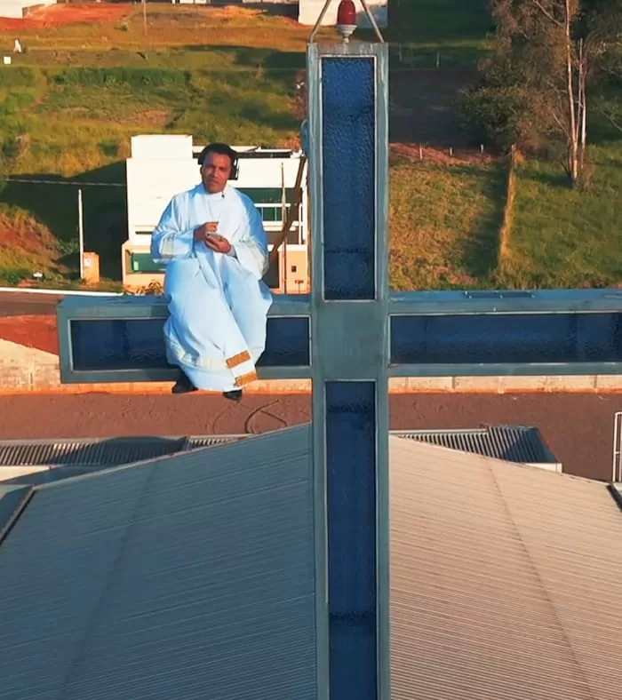 Padre sobe em cruz de 30 metros para convidar fiéis para festa religiosa em Apucarana