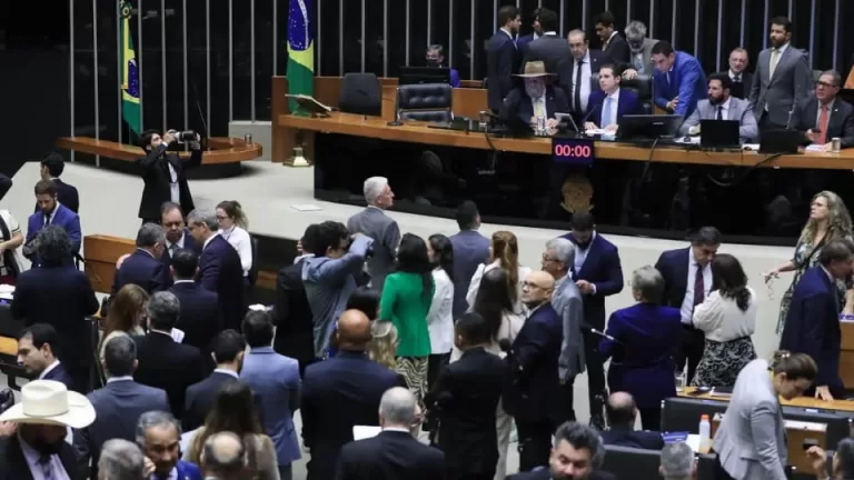 Câmara aprova projeto que reajusta salários de servidores públicos