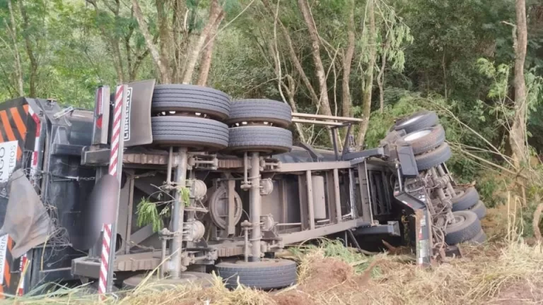 Motorista fica ferido em tombamento na PR-182