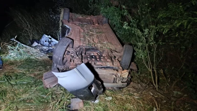 Carro capota e deixa quatro pessoas feridas entre Toledo e Ouro Verde do Oeste