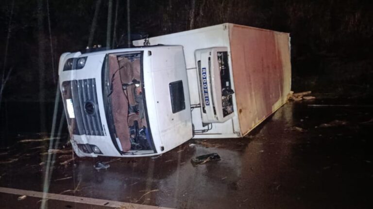 Caminhão tomba na BR-163 entre Toledo e Cascavel e interdita pista