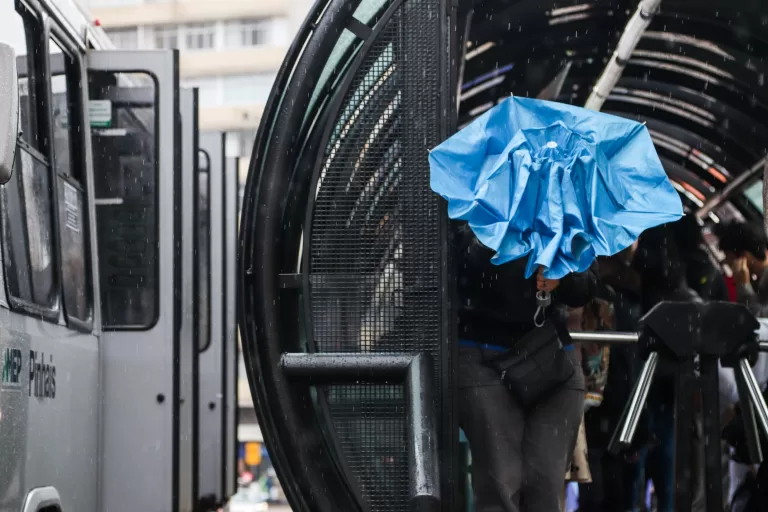 Nova frente fria traz chuva e reduz temperaturas no Paraná nesta semana, prevê Simepar