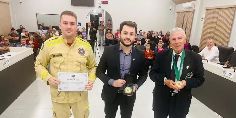 Poder Legislativo de Marechal Rondon presta homenagem a policiais civis e bombeiro